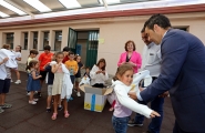 Susana López Abella e Luis López visitan o ‘Espazo Concilia Rodeiro” no que participan 50 nenas e nenos durante este verán