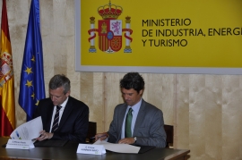 O vicepresidente da Xunta, Alfonso Rueda, e o subsecretario de Industria, Enerxía e Turismo do Ministerio de Industria e presidente da Fundación EOI (Escuela de Organización Industrial), Enrique Hernández Bento, asinaron hoxe en Madrid un convenio