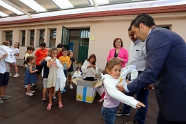 Susana López Abella e Luis López visitan o ‘Espazo Concilia Rodeiro” no que participan 50 nenas e nenos durante este verán