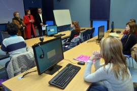 A secretaria xeral de Igualdade, Susana López Abella, entrega en Ribeira os diplomas ás alumnas do curso de alfabetización dixital da ‘Rede Emprende en Igualdade’