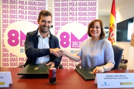 A secretaria xeral da Igualdade, Susana López Abella e o presidente da Federación de Asociacións de Persoas Xordas de Galicia, Iker Sertucha, asinaron hoxe o convenio de colaboración