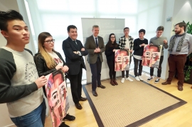 O vicepresidente da Xunta, Alfonso Rueda, e o conselleiro de Cultura, Educación e Ordenación Universitaria, Román Rodríguez recibiron esta mañá os gañadores do concurso escolar de carteis con motivo do Día Internacional da Muller