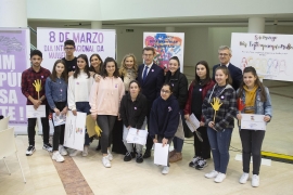 O presidente da Xunta presidiu, este mediodía, o acto de entrega de premios do concurso escolar de carteis con motivo do Día Internacional da Muller