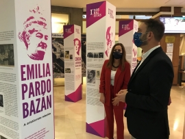 Gonzalo Trenor visita la exposición 'Elas escribiron a historia. As primeiras xornalistas' en el hall de la delegación de la Xunta en A Coruña