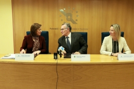 A secretaria xeral da Igualdade, Susana López Abella, e o presidente da Fegamp, Alfredo García, asinaron esta mañá o acordo de colaboración