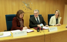 A secretaria xeral da Igualdade, Susana López Abella, e o presidente da Fegamp, Alfredo García, asinaron esta mañá o acordo de colaboración